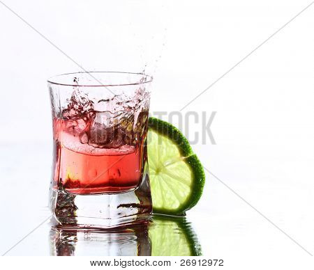 cocktail con calce sul bianco rosso