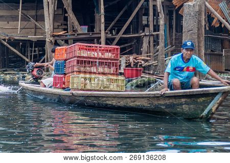 Iquitos, Peru - July 18, 2015: Boatmen In Partially Floating Shantytown In Belen Neigbohood Of Iquit