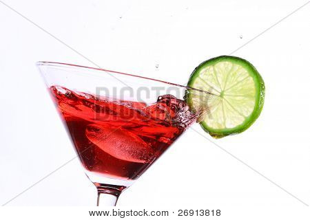 cocktail con calce sul bianco rosso