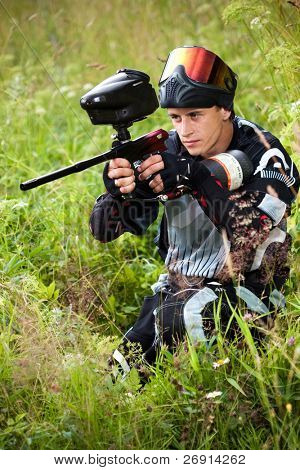 Paintball skydespil sigter pistolen