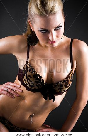 Eine sexy Frau trägt Dessous