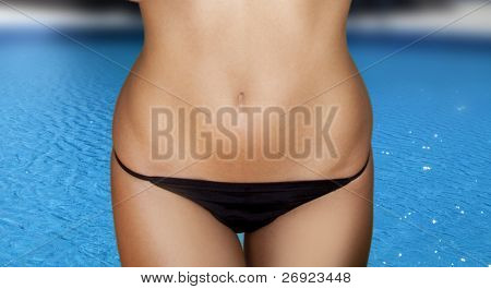 ventre de femme sur la piscine