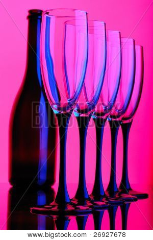 Resumen vino botella y vidrio color rosado y azul color