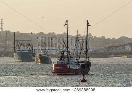New Bedford, Massachusetts, Usa - August 29, 2018: Fishing Boat Traffic On Acushnet River On Hazy Su