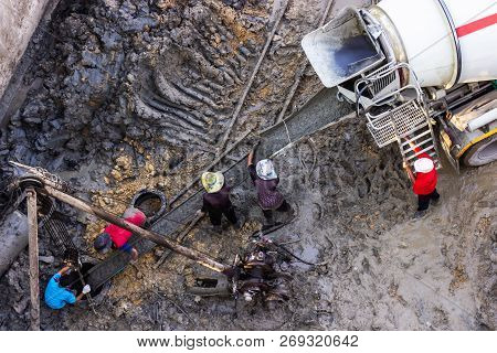 Static Boring Pile Drilling Engine From Air Pressure For The Strength Of Foundations And Poured With