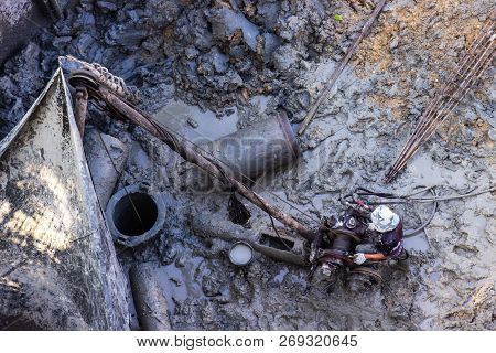 Static Boring Pile Drilling Engine From Air Pressure For The Strength Of Foundations And Poured With