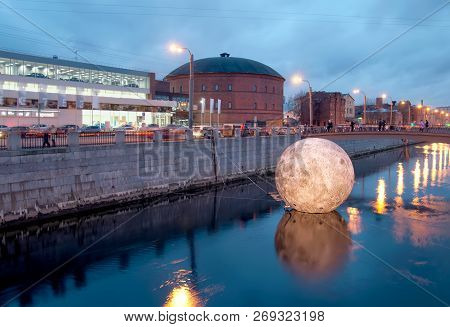 Saint-petersburg, Russia - November 10, 2018: Full Moon Installation In The Obvodny Canal On The Fes