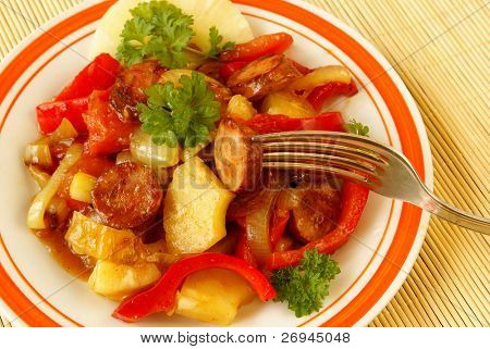 Polacca kielbasa con peperoni, ananas, pomodori