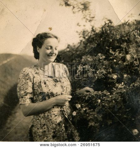 Vinobraní fotografie mladé ženy (1944)