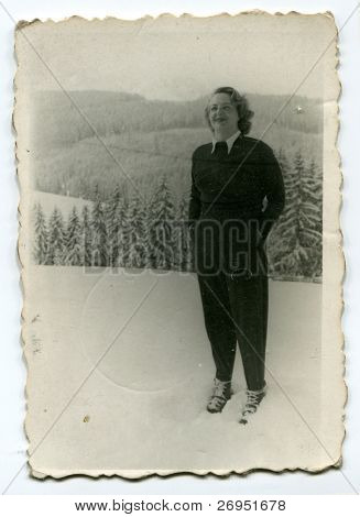 Foto vintage de jovens esquiadores (1951)