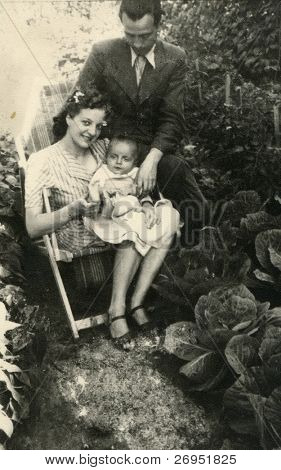 Vintage fotó a fiatal szülők-val kicsinyeik (a negyvenes évek)