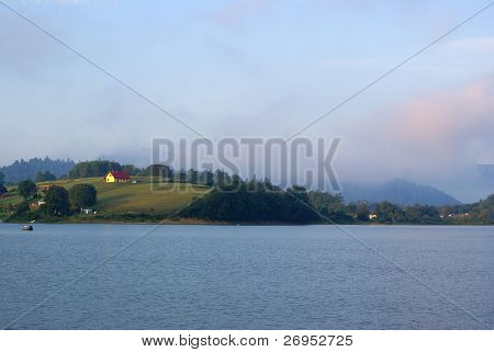 Zamlžené jezero (Solina v Bieszczady, Polsko)