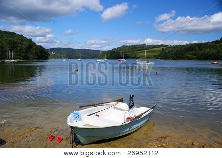 Rybářská loď na jezeře (Solina v Bieszczady, Polsko)
