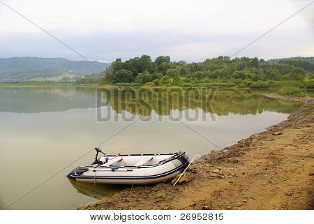 Člun (jezero Solina v Bieszczady, Polsko)