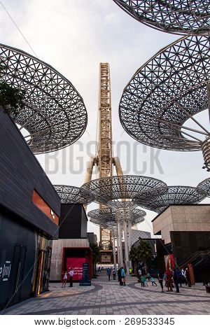 Dubai, United Arab Emirates - November 16, 2018: Bluewaters Island Walking Area With Shopping Mall A