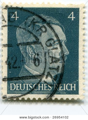 เยอรมนี - เซอร์กา 1941: แสตมป์พิมพ์ในนาซีเยอรมนีแสดงภาพของ Adolf Hitler ชุด เซอร์กา 