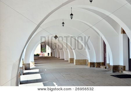 Pasáž v staré činžovní domy, Krosno, Polsko