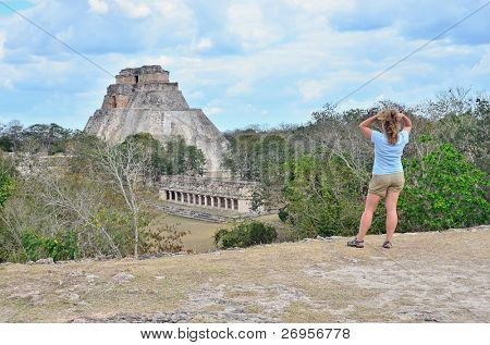 Dívka v mayské zříceniny v Uxmal, Mexiko