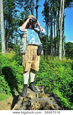 Старший birdwatcher в лесу