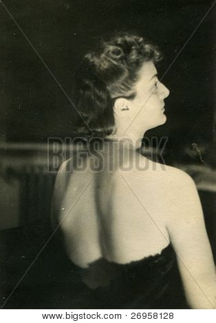 Foto d'epoca di giovane donna con décolleté (anni quaranta)