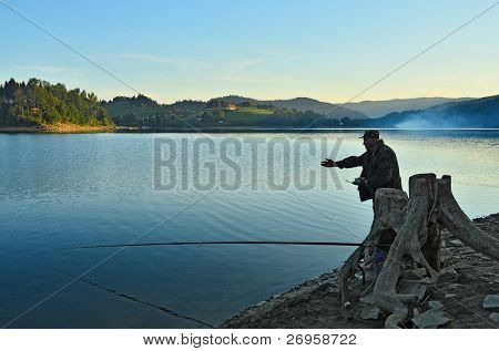 Vedoucí rybářské krmení ryb (Solina jezero, Bieszczady, Polsko)
