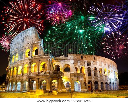 Festlige fyrværkeri over Collosseo. Italien. Rom