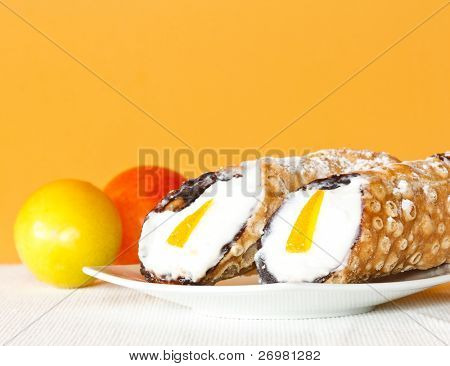 Typiske sicilianske stegt tynde dejen roll med sød ricottaost, kandiseret frugt og stykker af choco