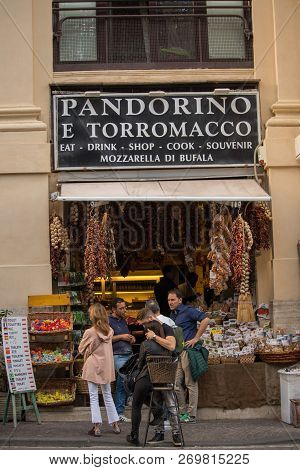 Naples, Italy - 04 November, 2018. Streetlife In Napoli. Scenes Of The Everyday Life Of The Italians