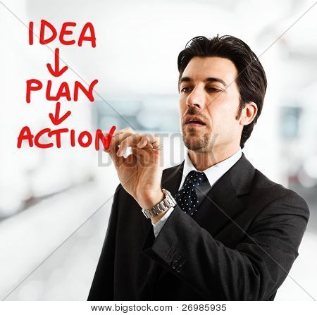 Bir eylem planı ekranında yazıyor bir işadamı portresi