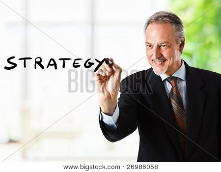 Podnikatel psaní slovo strategie na obrazovce