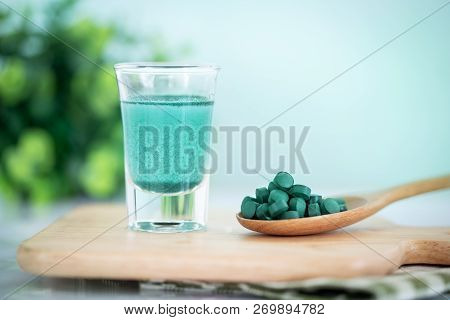 Close Up Vegan Blue Spirulina Smoothie And Spirulina Pills , Healthy Superfood Diet And Detox Nutrit