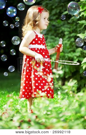 Kuva söpö pieni tyttö kuplia