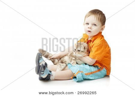 一个小男孩与一只猫在白色背景上的图像