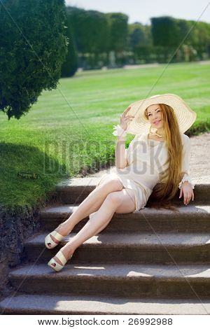 夏の公園の美しい少女のイメージ