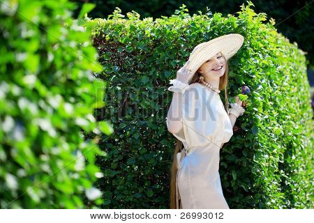 夏の公園の美しい少女のイメージ