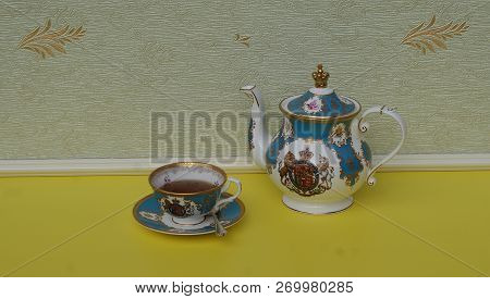 Buckingham Palace Coat Of Arms Teacup With Saucer, Spoon And Teapot, Fine Bone China Porcelain
Kasse