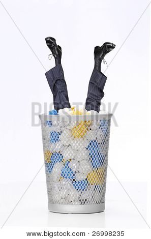 Muž s nohama nahoru uvnitř úřadu koš.