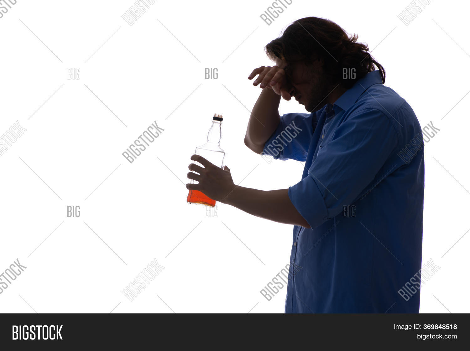 Человек с бутылкой пива. Мысли пьяных людей. Пьяный за столом задумался. Man with bottle. Мысли пьяных людей.