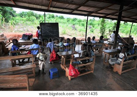 Udendørs afrikanske grundskole klasseværelse
