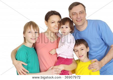 밝은 티셔츠에 편안한 가족