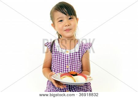 bambino sorridente mangiare sushi