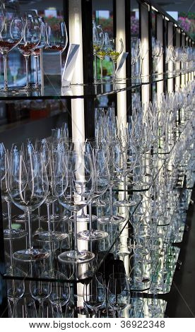 Viinilasit esillä lasi factory showroom