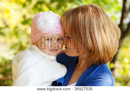 Bambino sulle mani alla mamma