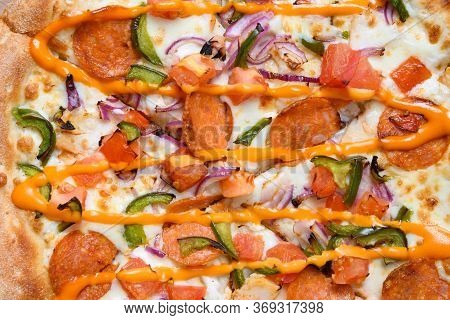 Pattern Of Italian Pizza With Tomato,pepperoni, Onion, Green Bell Pepper, Mozzarella Cheese, Sauce. 