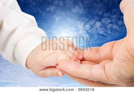 Bébé tenant la main de Father\