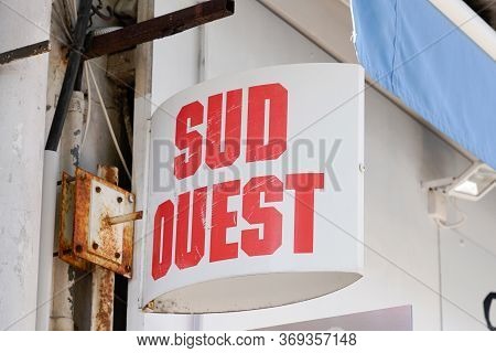 Bordeaux , Aquitaine / France - 05 05 2020 : Sud Ouest Newspaper Shop Sign And Logo On French Librar
