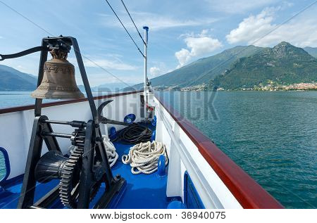 Jezero Como (Itálie) pohled z lodi