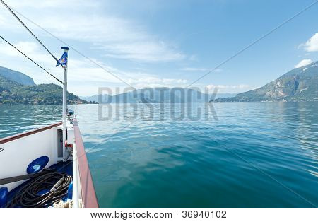 Jezero Como (Itálie) pohled z lodi