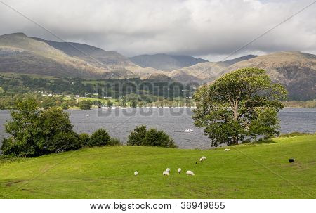 มองเห็นน้ำ Coniston ในย่าน