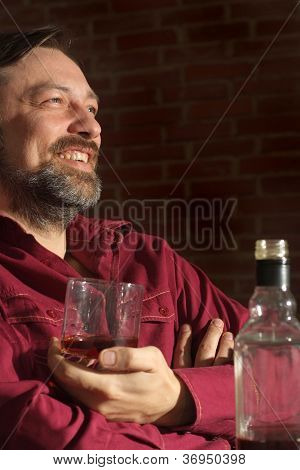 Homem sorridente em casa